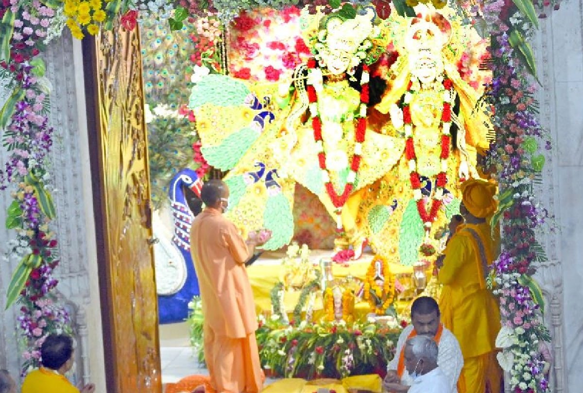Janmashtami 2021 Celebration in Mathura News: Janmashtami 2021 Celebrations Mathura: devotees celebrated birthday of lord krishna in mathura