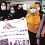 एमएसएफ कार्यालय के बाहर प्रदर्शन कर मदद की गुहार लगाती हुई महिला डॉक्टर्स