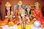 शाहजहांपुर में रेलवे स्टेशन रोड स्थित हनुमान मंदिर के बाहर सजी झांकी
