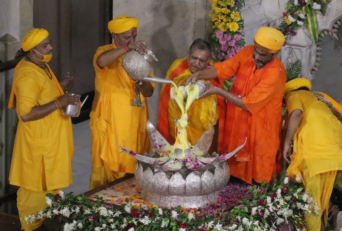 Janmashtami 2021 Celebration in Mathura News: Janmashtami 2021 Celebrations Mathura: devotees celebrated birthday of lord krishna in mathura