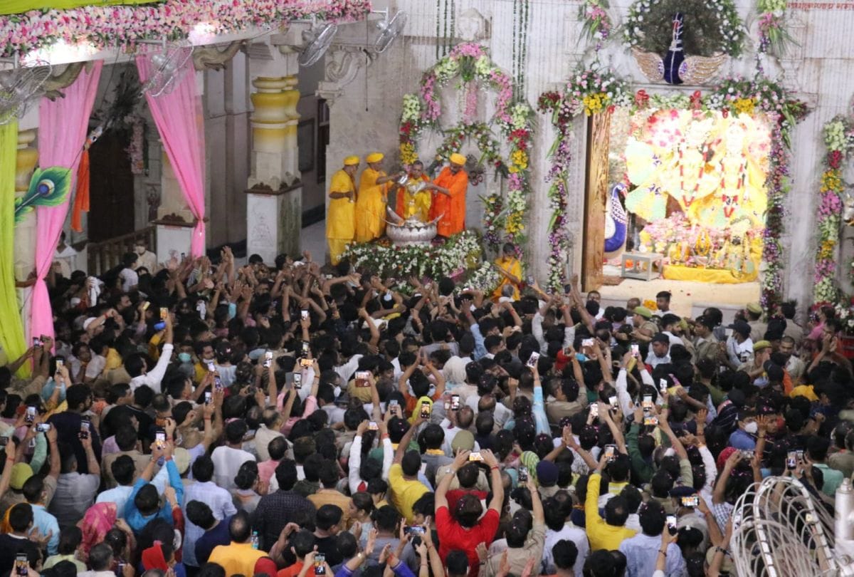 Janmashtami 2021 Celebration in Mathura News: Janmashtami 2021 Celebrations Mathura: devotees celebrated birthday of lord krishna in mathura