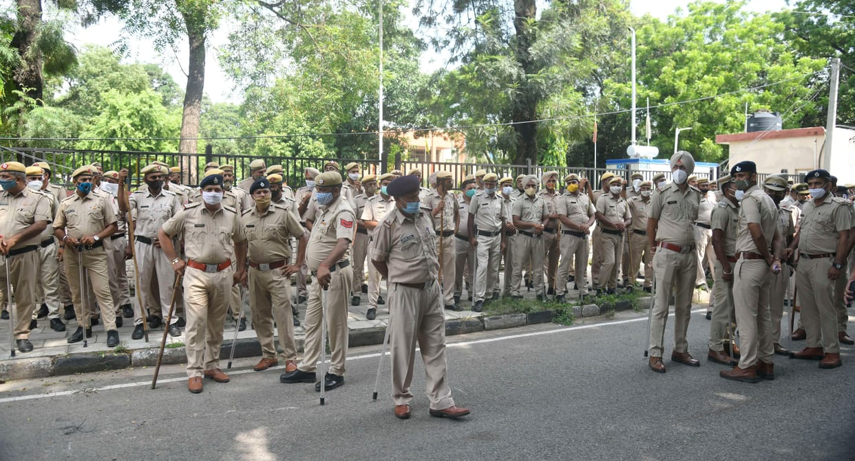 Two women detained for showing black flags to the Chief Minister, the area turned into a cantonment