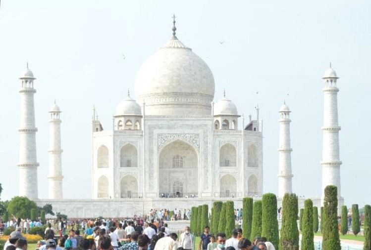 Agra News: …जब ताजमहल के पूर्वी गेट पर अचानक सड़क पर दौड़ने लगा करंट, पर्यटकों में मची भगदड़; दहशत का माहौल