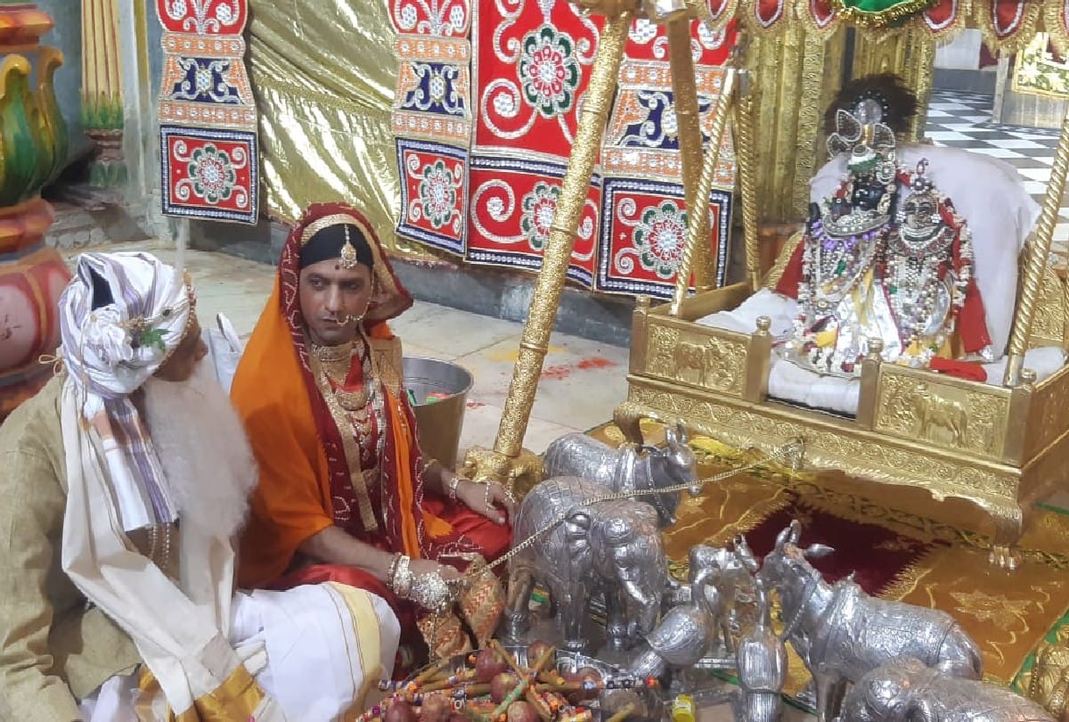Janmashtami 2021 Celebration in Mathura News: huge crowd of devotees gathered in banke bihari temple on mangala arti