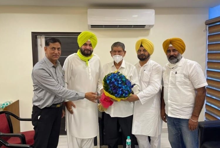 Harish Rawat met Punjab Congress chief Navjot Singh Sidhu in Chandigarh