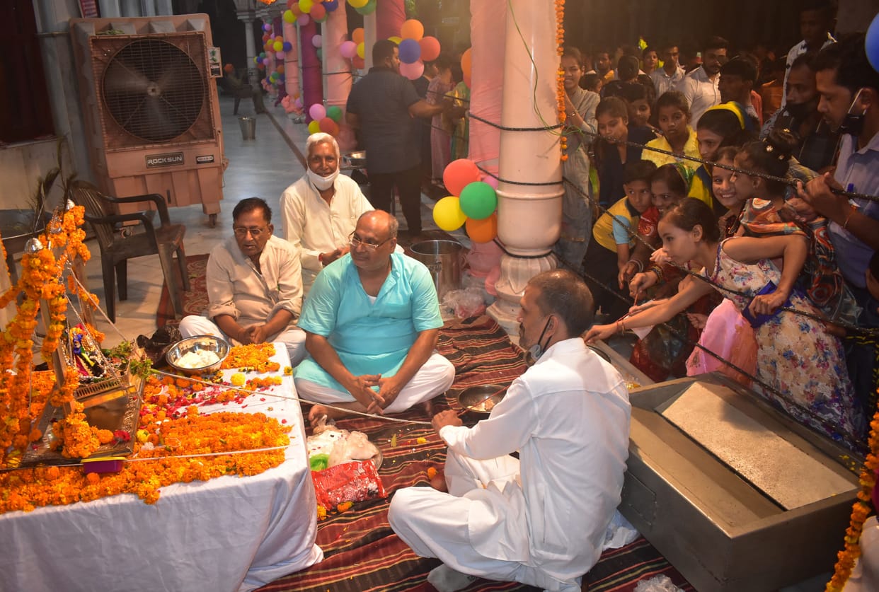 nand ke ghar aanand bhayo, jay kanhaiya laal kee...