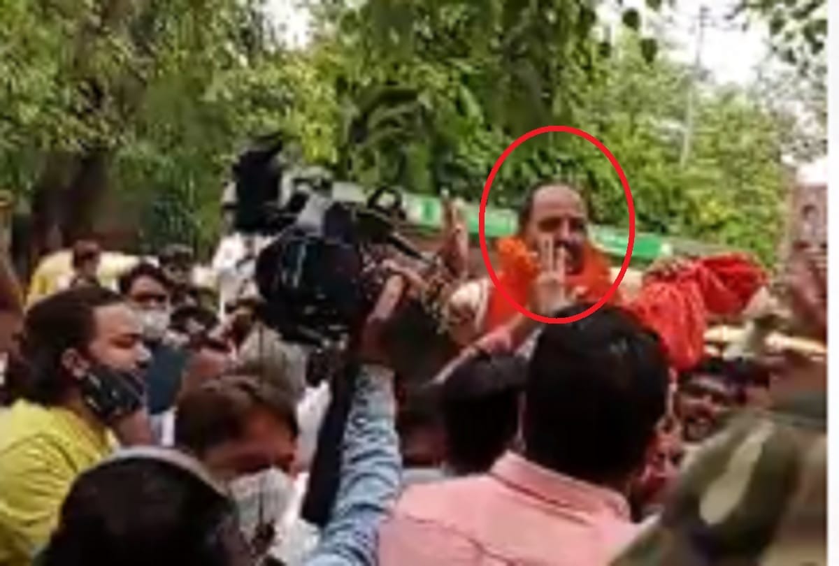 Jantar Mantar hate slogan case accused Pinky Choudhary surrenders near Mandir Marg police station