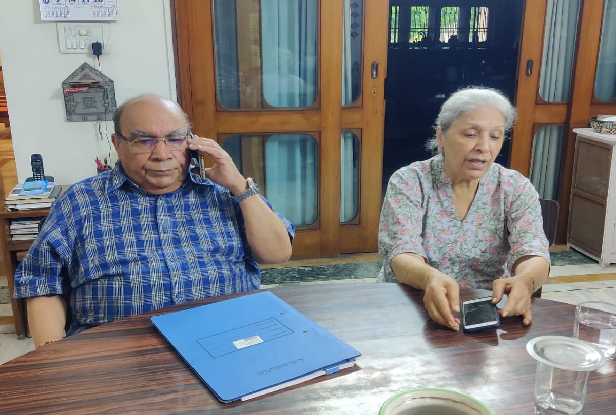 old businessman and wife looted by goons in their house in Ghaziabad Rajnagar