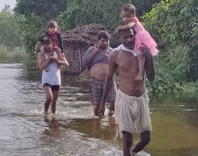 The boat was not found, took the girls on the shoulder for treatment