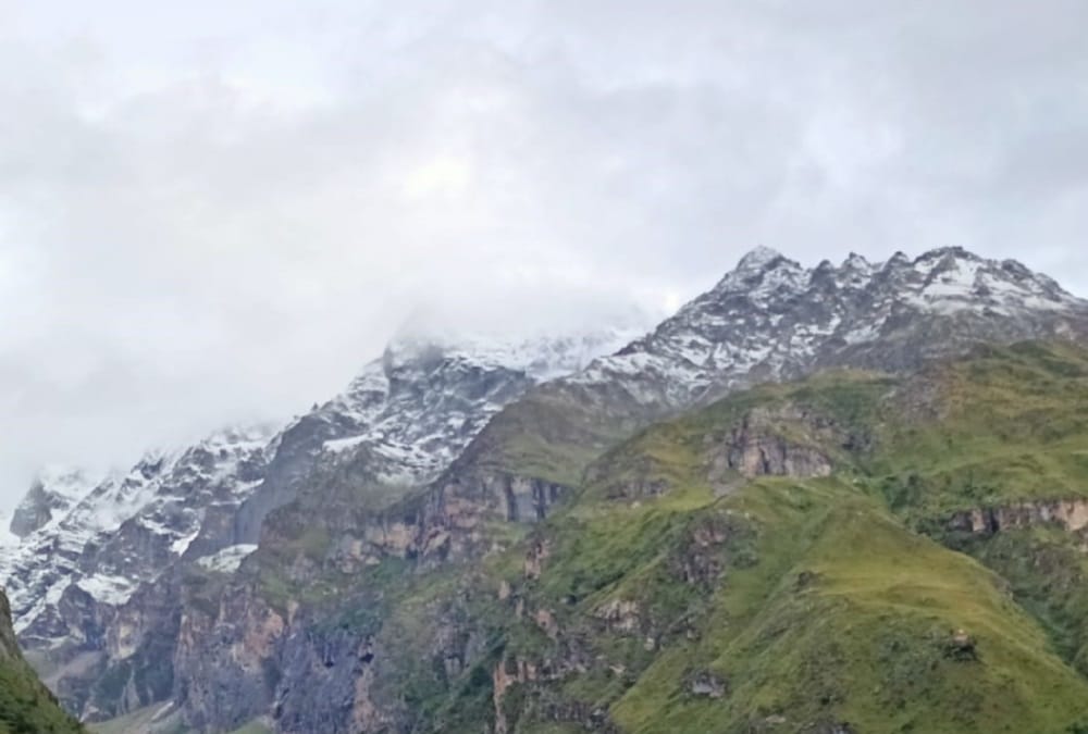 Uttarakhand weather Update Today: First Snowfall of Season in Badrinath dham Peaks