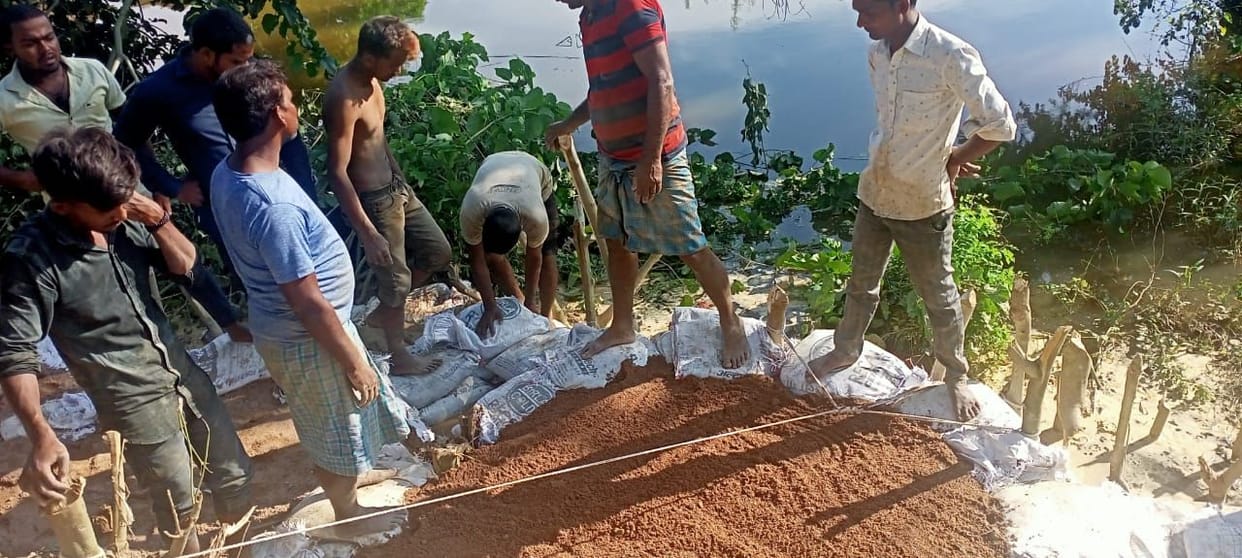 Irrigation department gasped to stop leakage of dams, villagers shocked