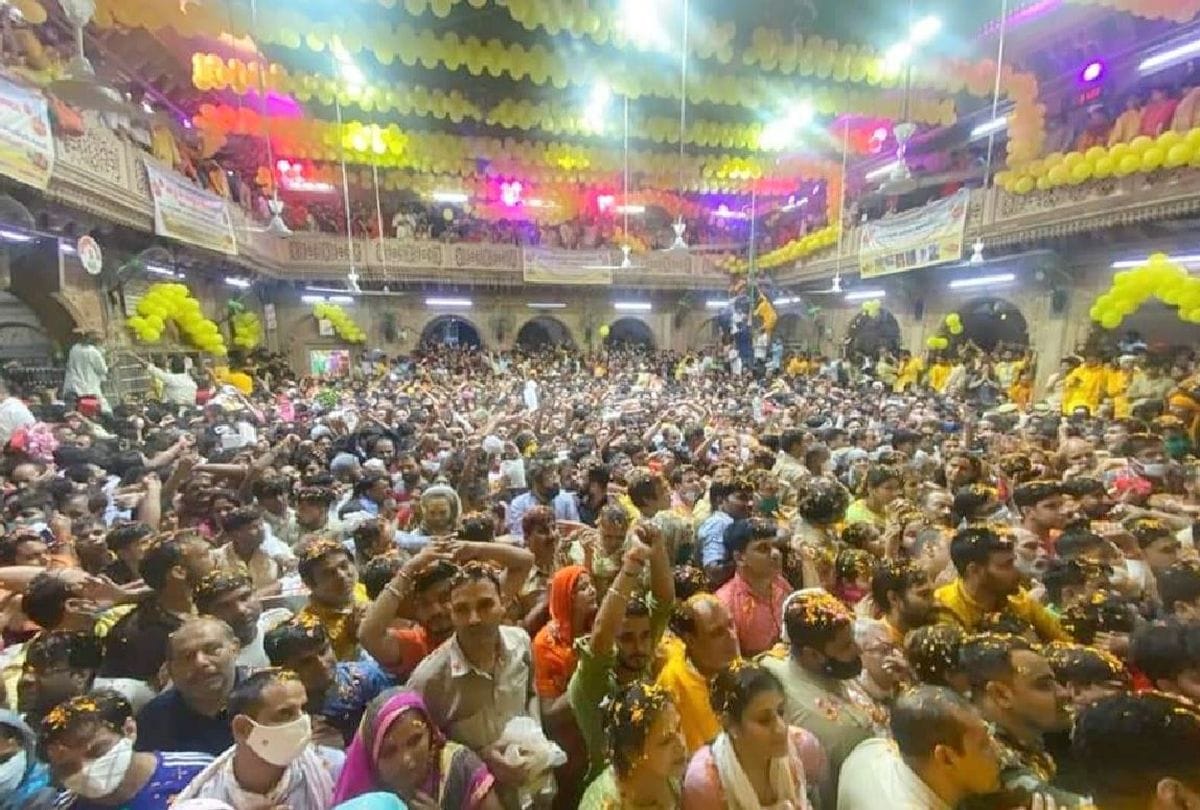Janmashtami 2021 Celebration in Mathura News: huge crowd of devotees gathered in banke bihari temple on mangala arti