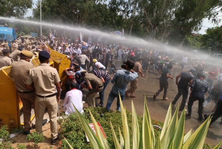 Aam Aadmi Party Leaders protest outside Chandigarh Nagar Nigam office