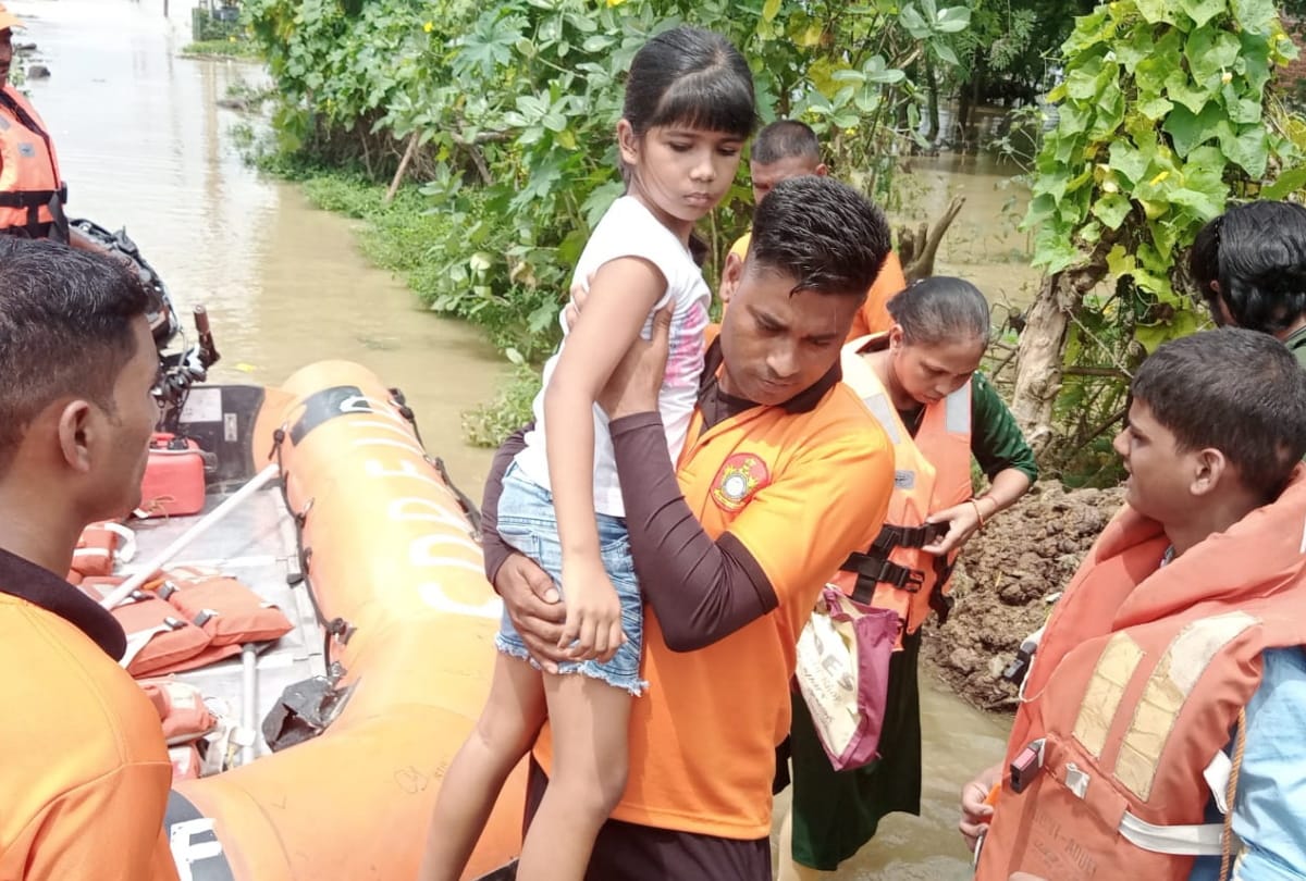 Gorakhpur Flood News: Rohini river water level increased in 21 people were rescued at Gorakhpur