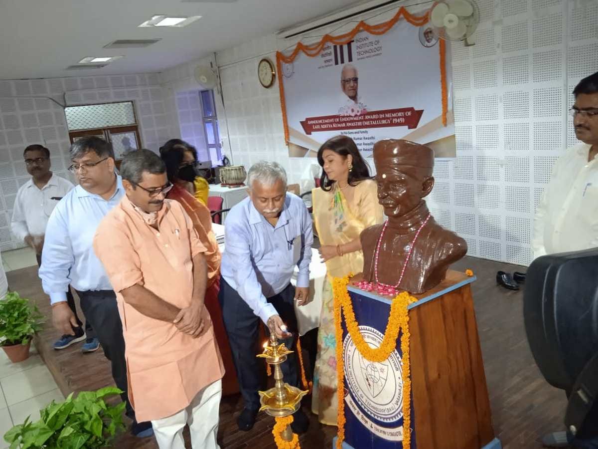 IIT BHU: Meritorious student will get Endowment Award, Scholarship will be given in memory of father of Additional Chief Secretary Avnish Awasthi 
