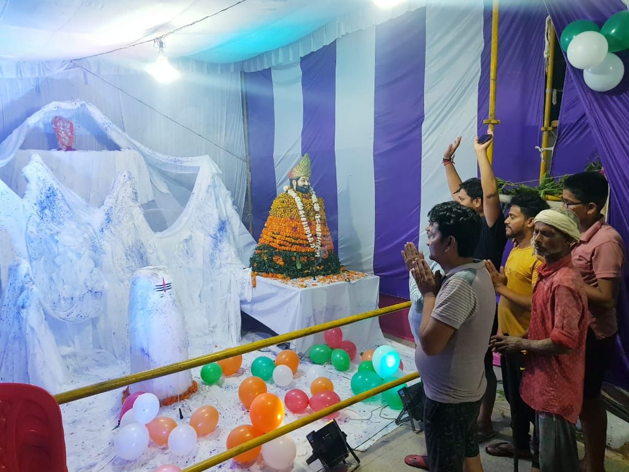 Kanha took birth, a unique shade scattered everywhere