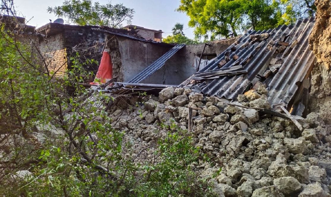 UP news three people were crushed to death due to collapse of house  in Azamgarh and Jaunpur and two in critical condition