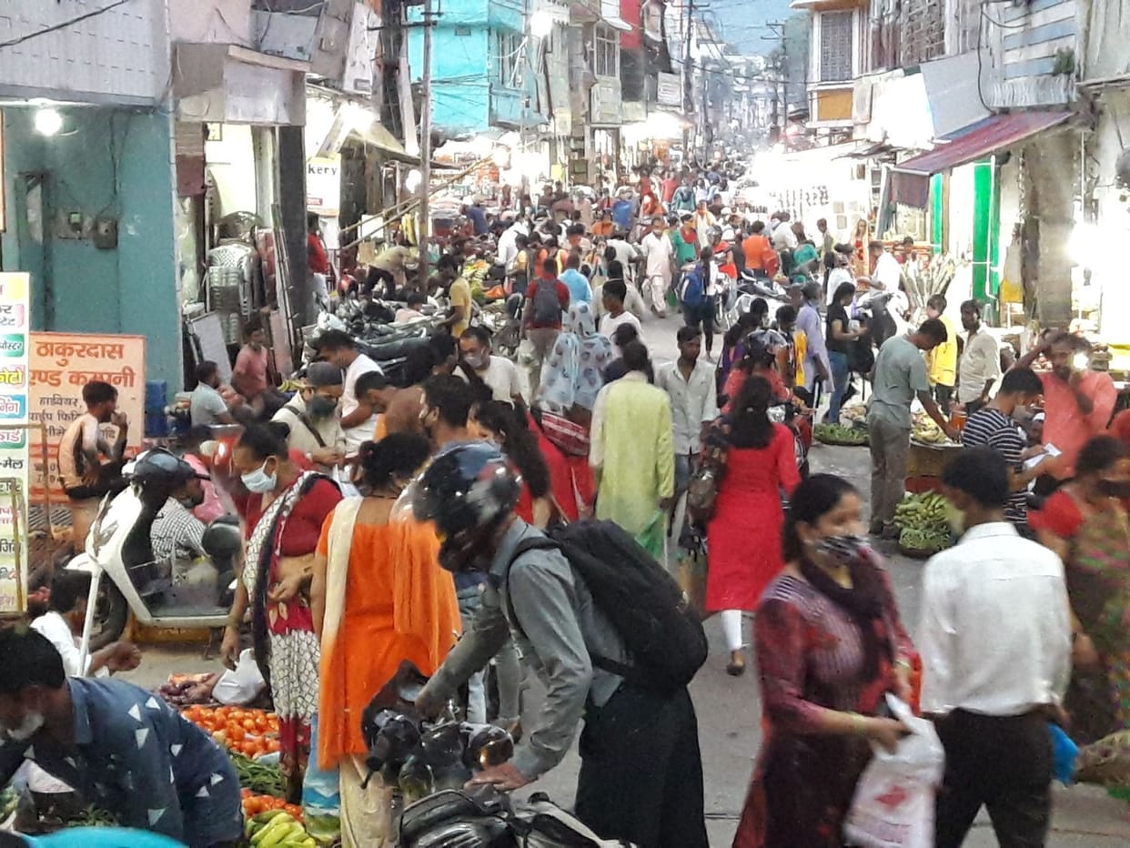 People fearless from Corona, crowds gathering in the markets