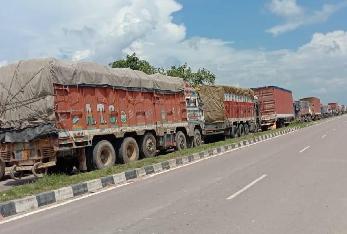 Landslide in Nepal Long queue of trucks at Sonauli border