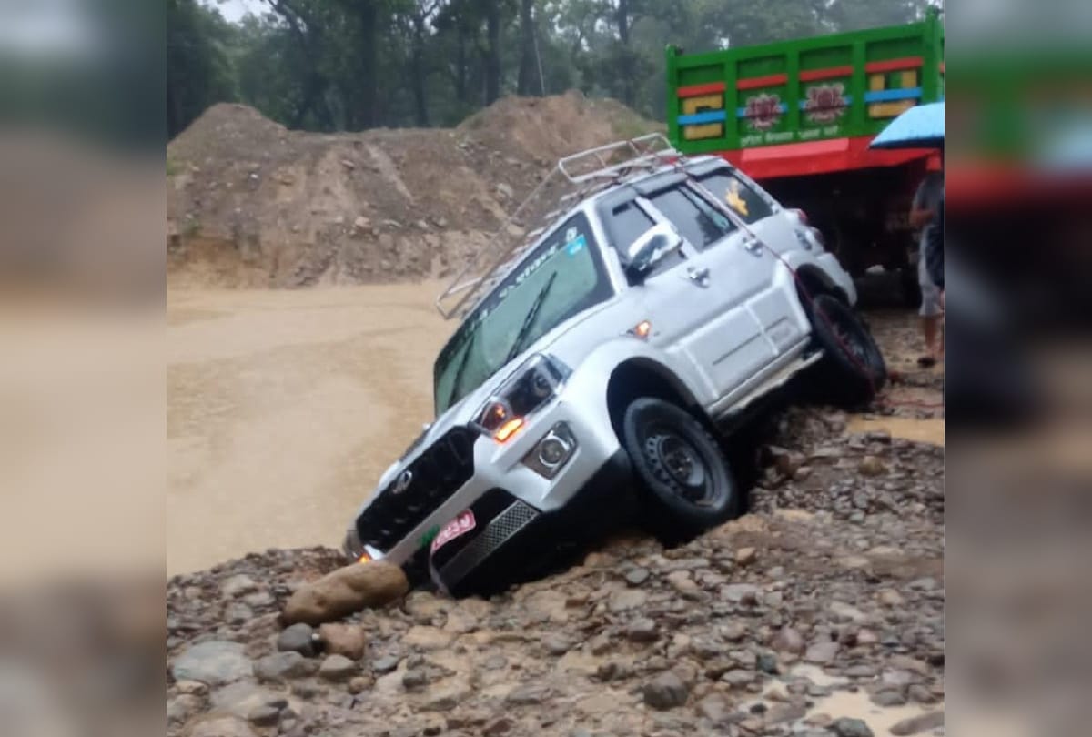 Landslide in Nepal Long queue of trucks at Sonauli border