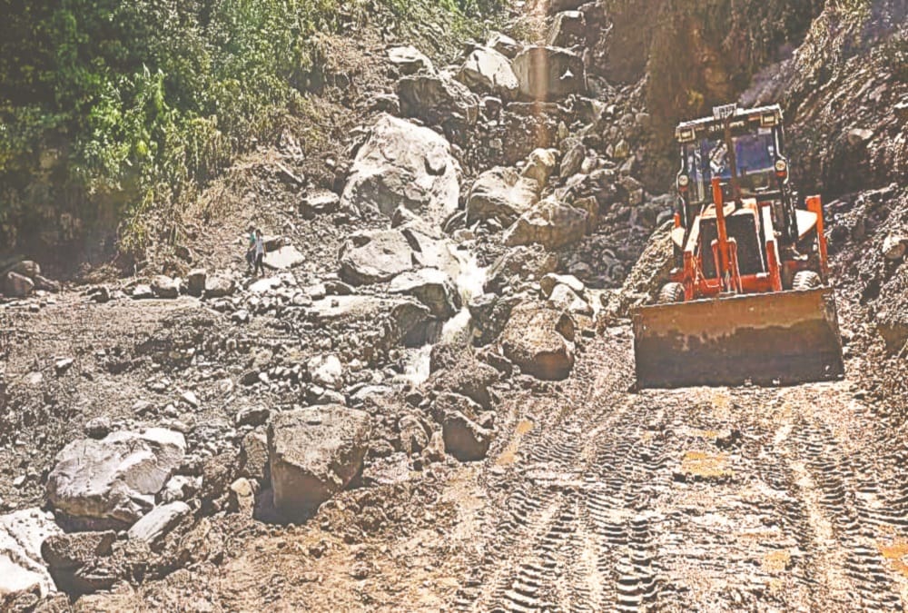 Uttarakhand Weather Update Today: Cracks on Nainital Haldwani Highway and Landslide in Many Places photos