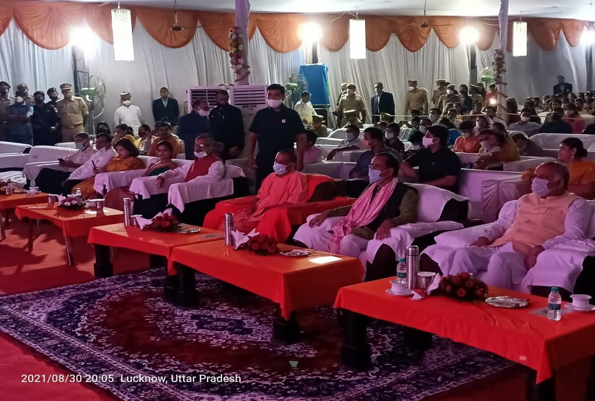 shri krishna janmotsav celebrated with pomp in police line yogi adityanath congratulated