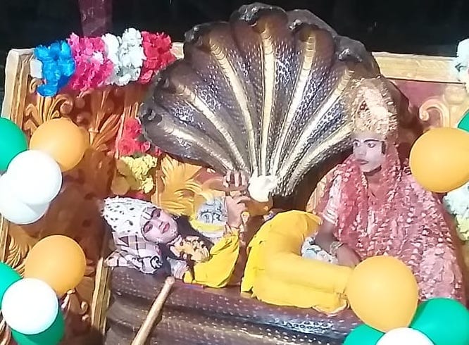 The enchanting tableaux enthralled the devotees