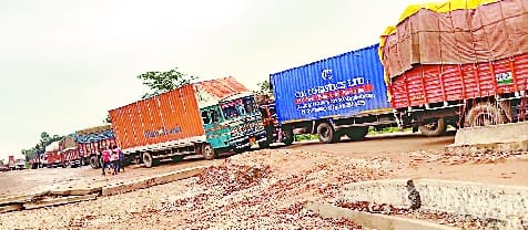 Six hours jam due to truck failure on Fatehganj East flyover