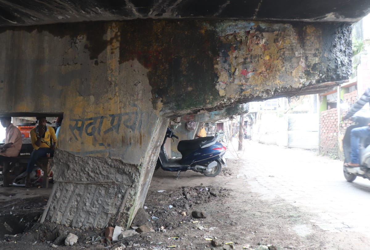 Pillars of Gorakhnath bridge falling into disrepair in gorakhpur