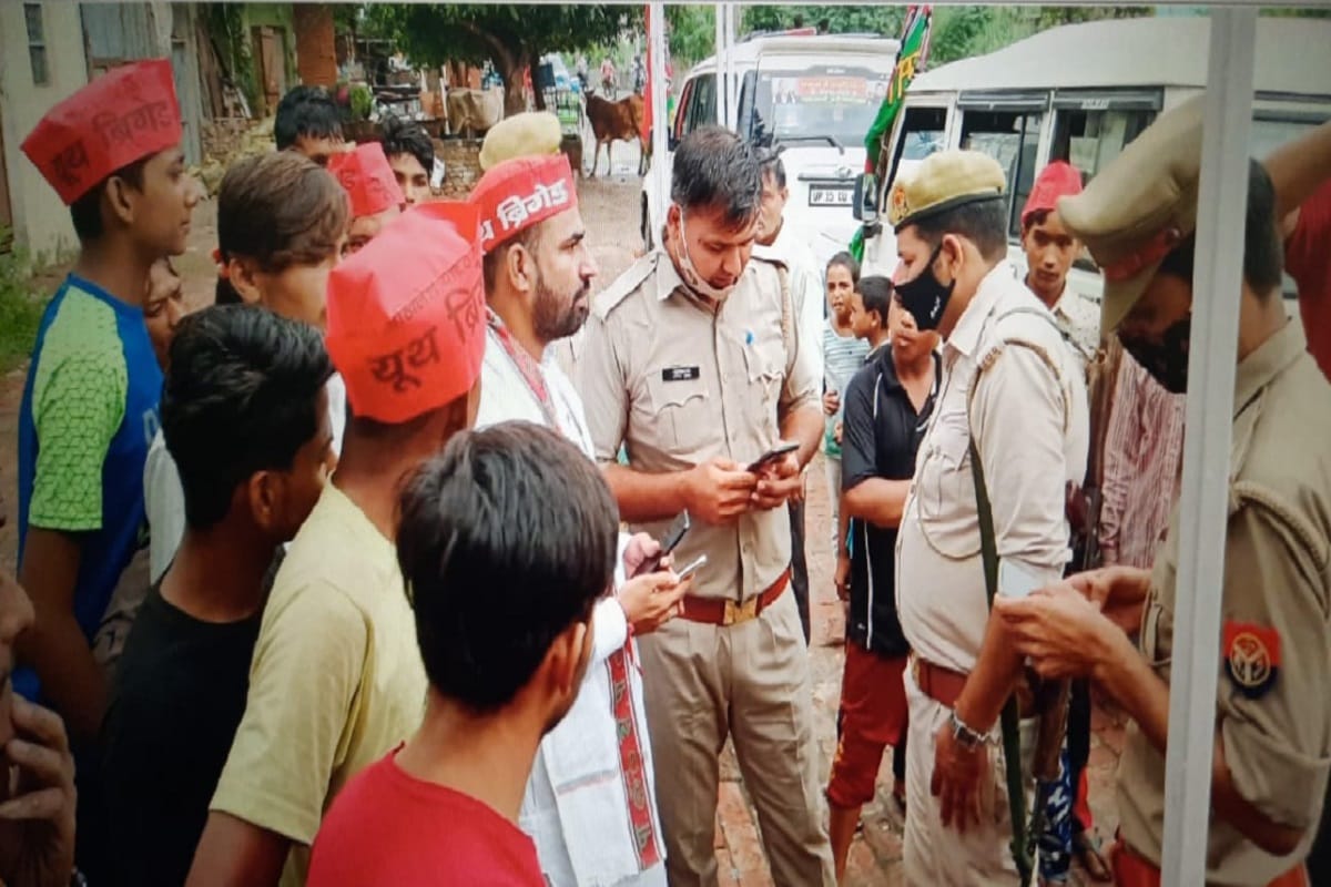UP News: quarrel between Samajwadi party workers and policemen and many cycles to seized in Baghpat