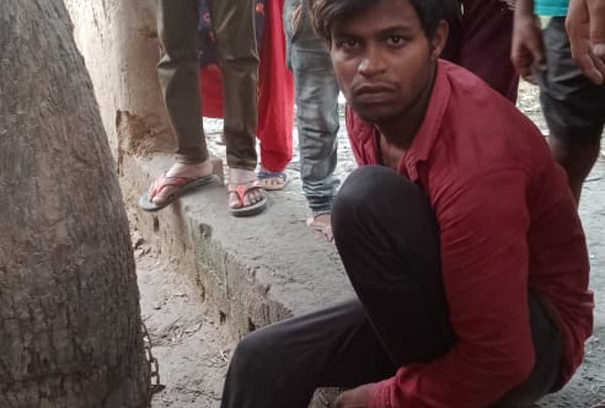 Farrukhabad: youth who went to steal after seeing the house empty, tied him to a tree with an iron chain