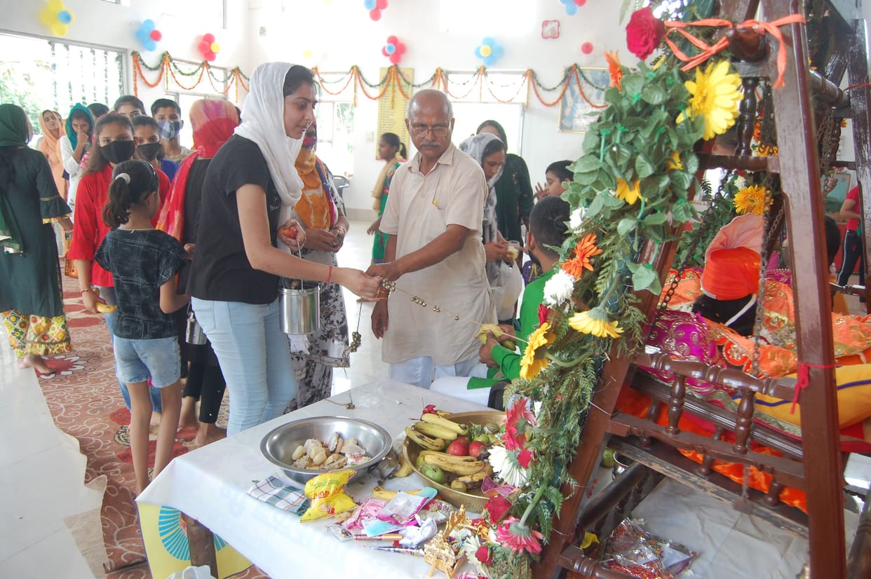 Shri Krishna's birth anniversary was celebrated in the district, swinging Kanha