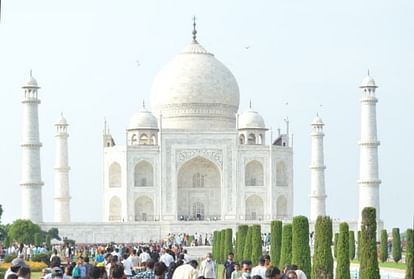 panic among tourists due to electric current spreading on road at eastern gate of Taj Mahal in Agra