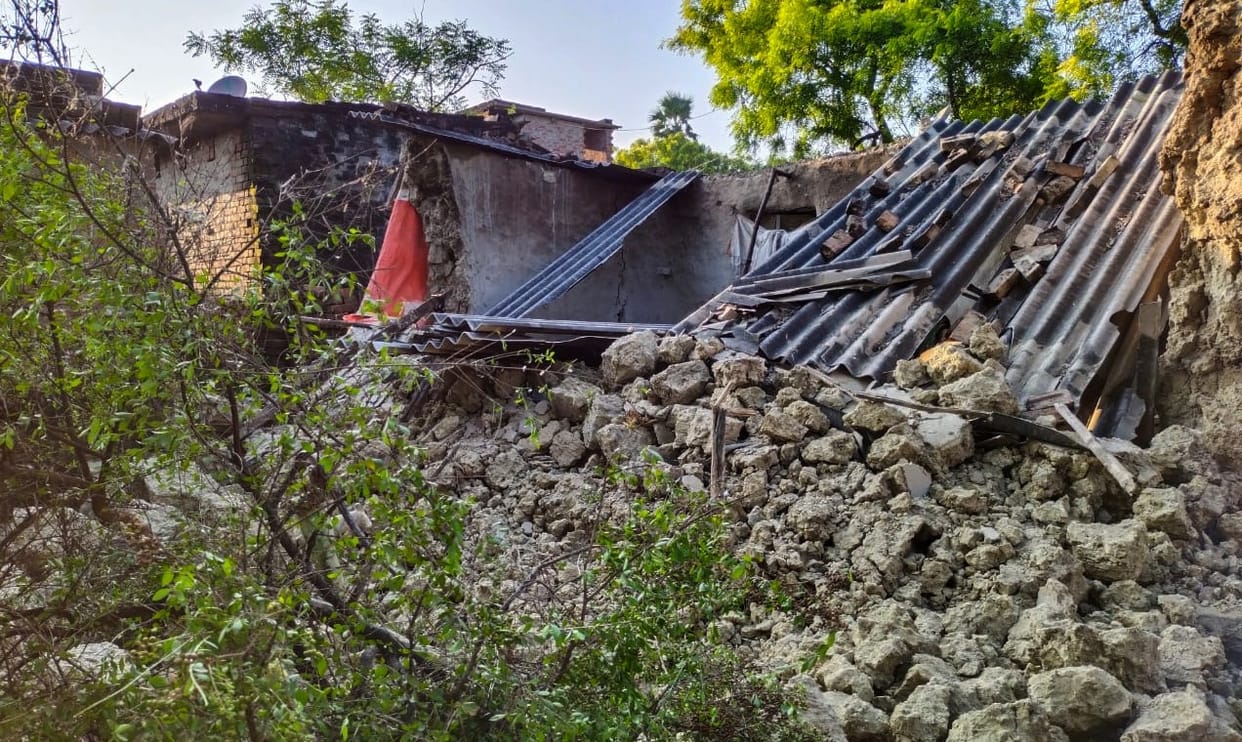 kutcha houses collapsed, two died, two others injured