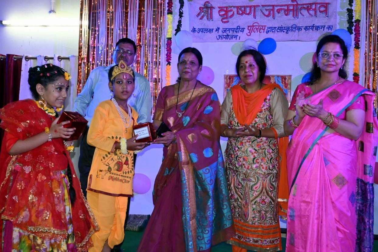Balkrishna broke the pot and distributed Makhan Mishri
