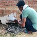 धार्मिक पोस्टर में आग लगाता आरोपी