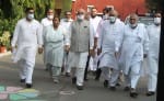 पूर्व सीएम भूपेंद्र सिंह हुड्डा एवं अन्य कांग्रेसी एमएलए राज्यपाल को ज्ञापन देकर बाहर आते।     फो?