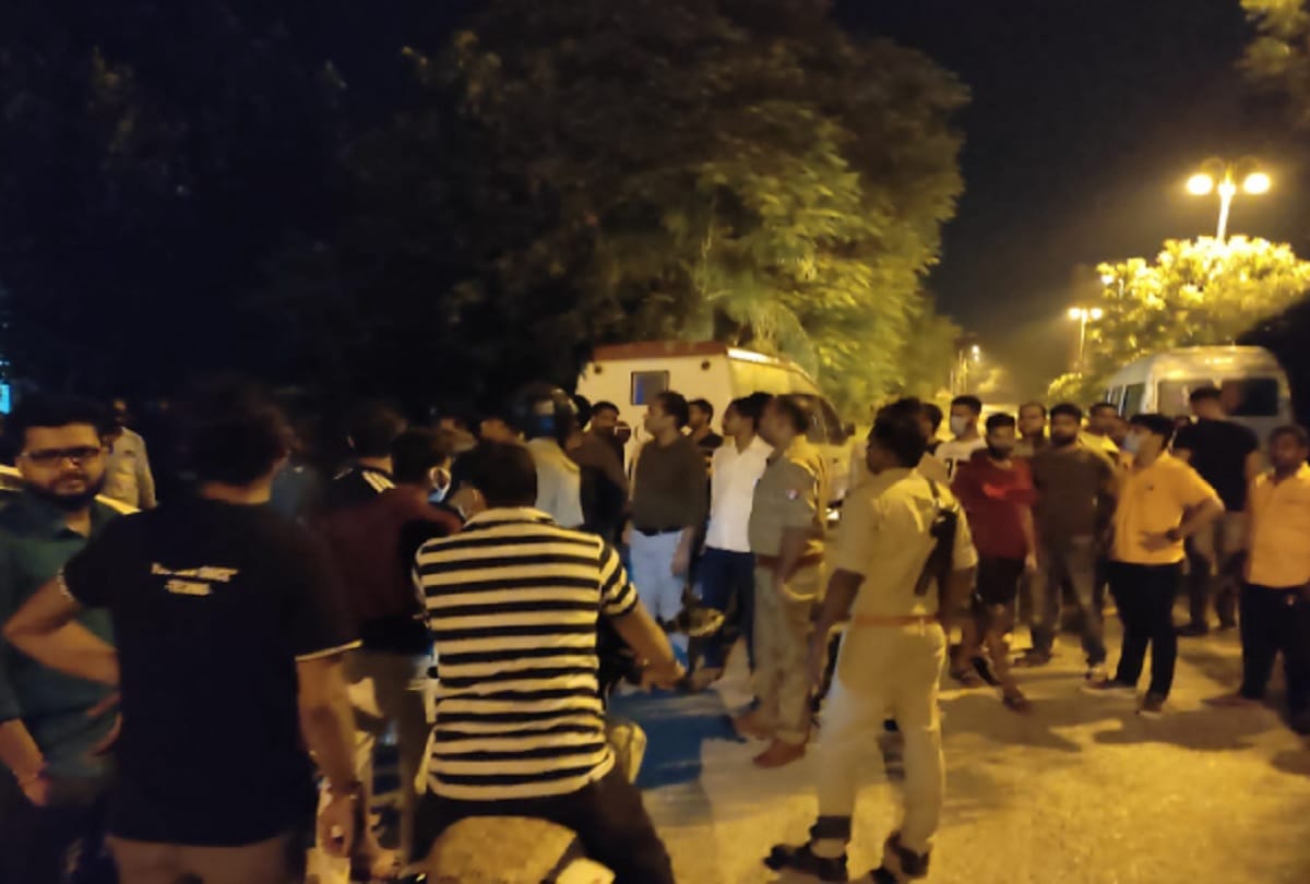 Medical students demonstrated by blocking the road