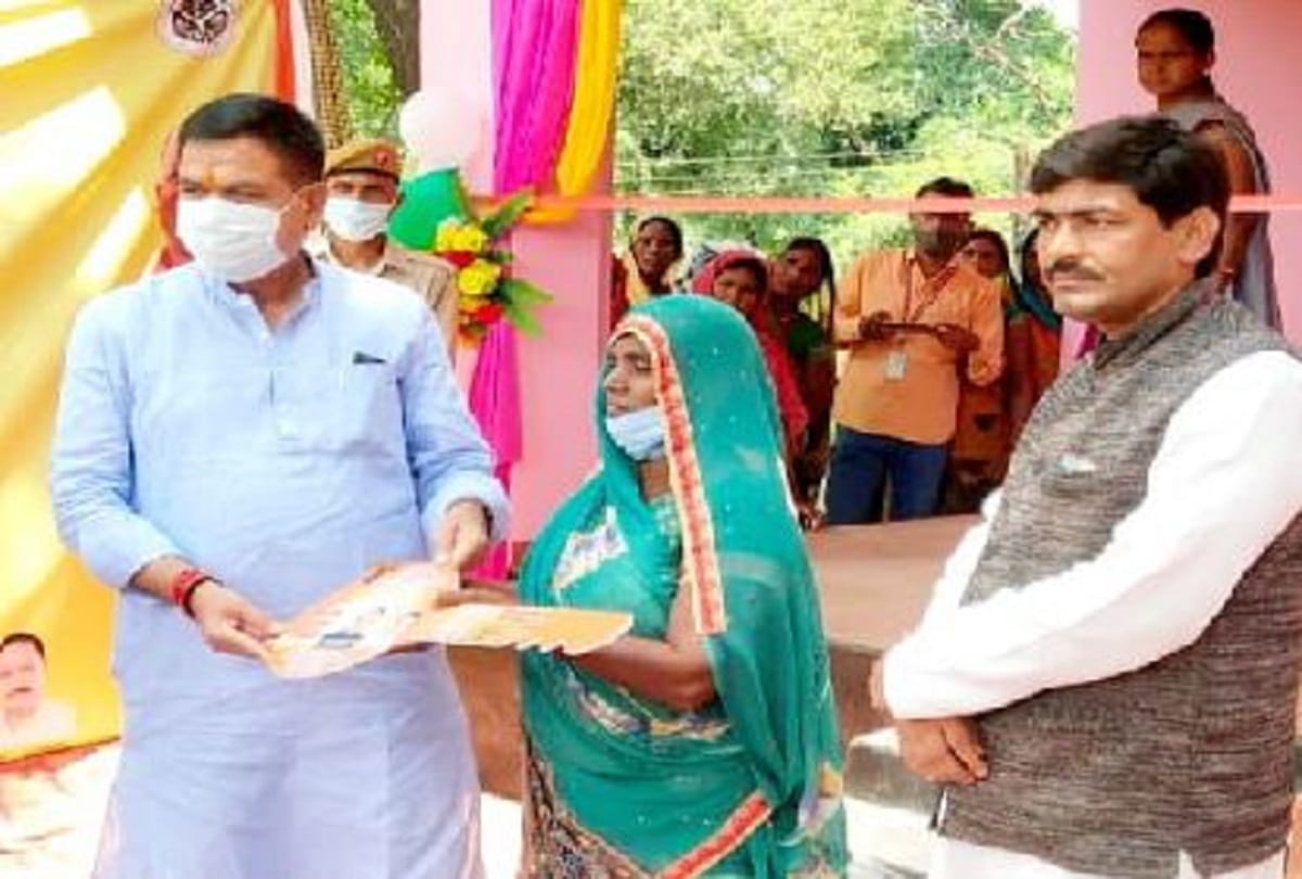 pm awas Awas Yojana 6480 beneficiaries got keys of house in Varanasi Kamala devi spoke to CM yogi now  house due to pm modi