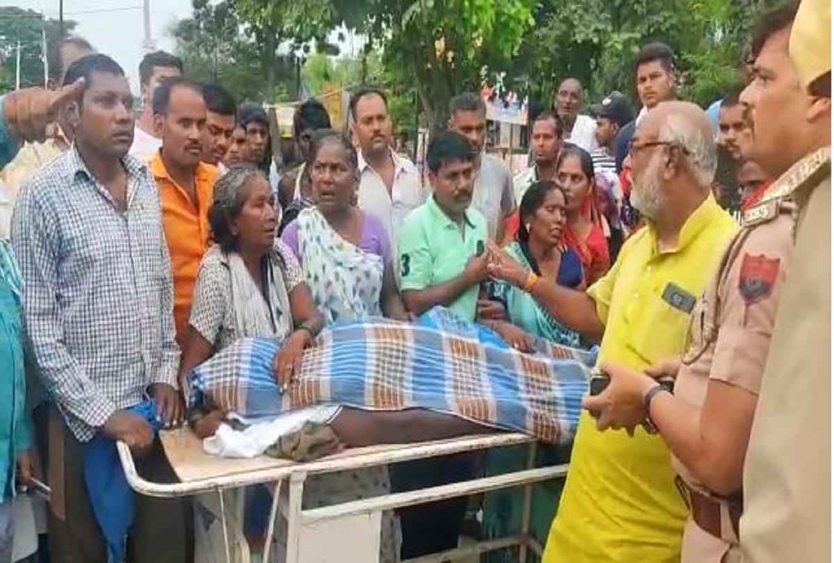 middle aged man died an hour after taking corona vaccine in azamgarh relatives protest in CHC after death
