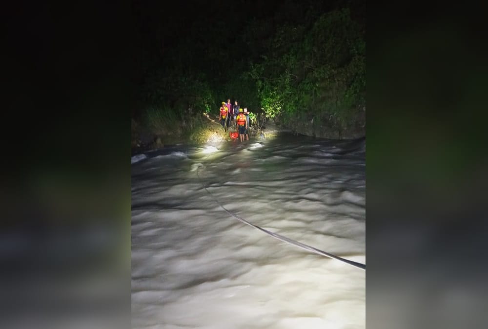 Dehradun News: SDRF Done Rescue of Three youth Stuck in Guchhupani River photos