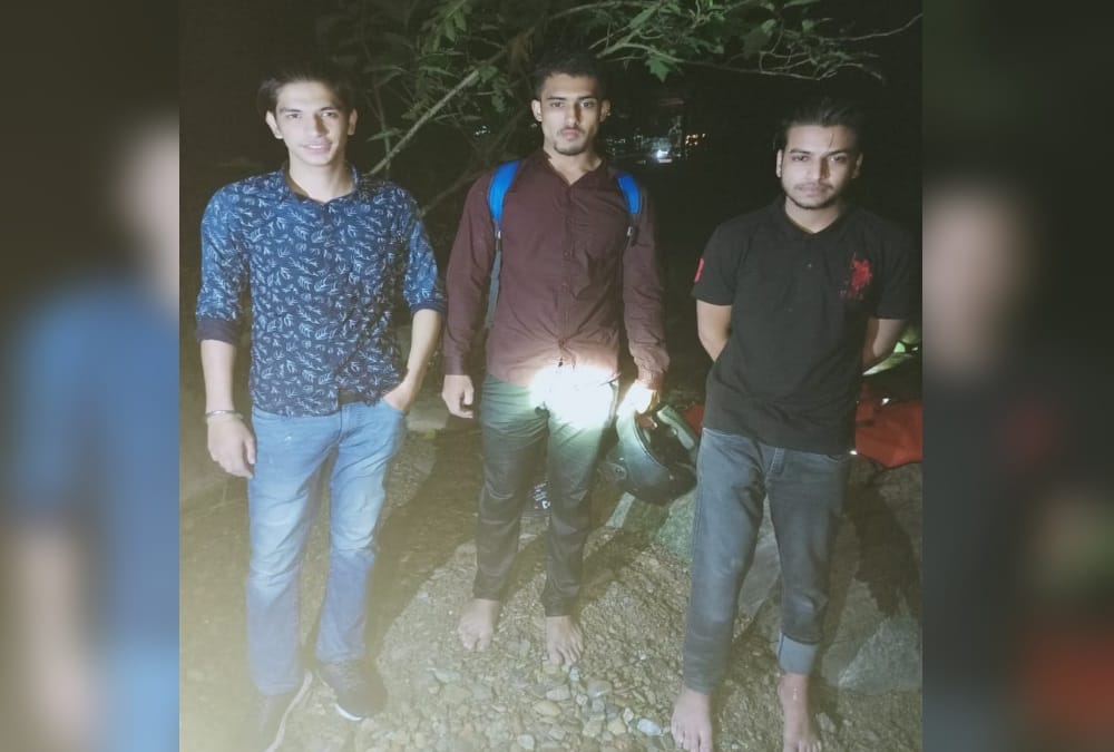 Dehradun News: SDRF Done Rescue of Three youth Stuck in Guchhupani River photos