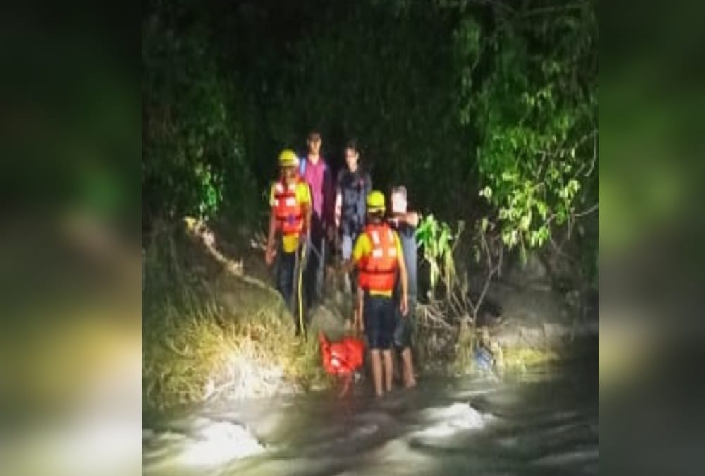 Dehradun News: SDRF Done Rescue of Three youth Stuck in Guchhupani River photos