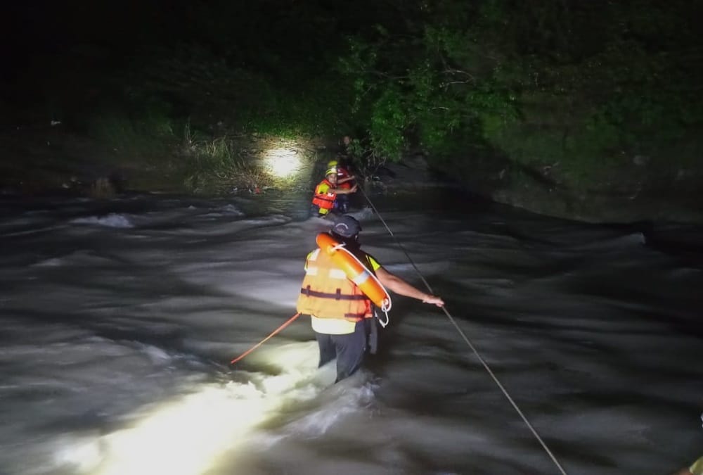 Dehradun News: SDRF Done Rescue of Three youth Stuck in Guchhupani River photos