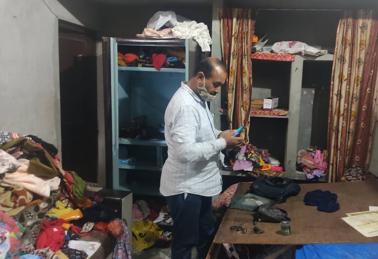 25 tola of gold jewelery and one and a half kg of silver stolen from shopkeeper's house