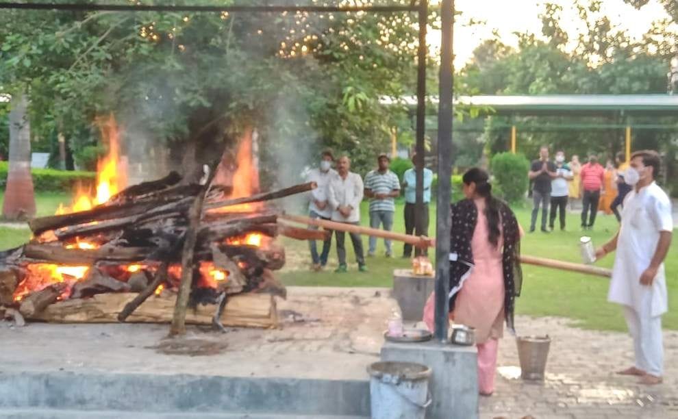 daughter lit her father's pyre