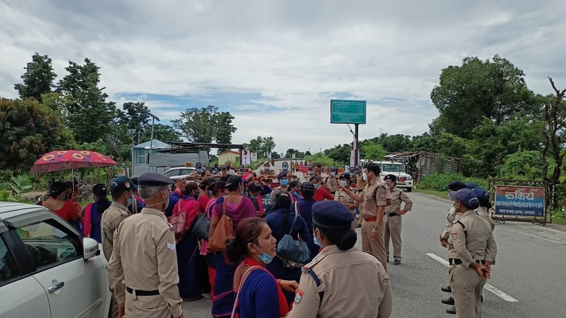 Police stopped the Asha workers at Jagbuda bridge