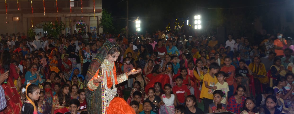 Abhishek on the birth of Lord Krishna, people danced