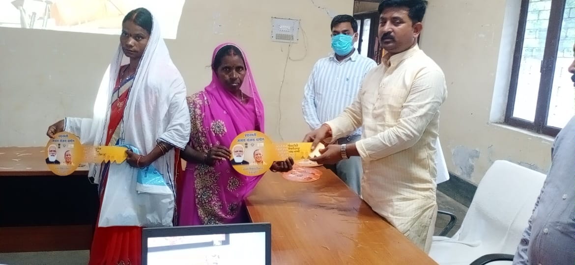 Sonbhadra: Distribution of keys to the beneficiaries of housing scheme, information given about the schemes of the government