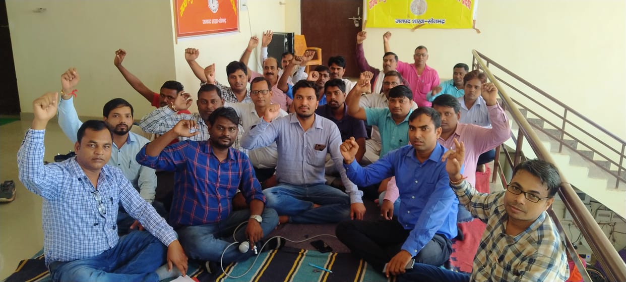 Sonbhadra: JE sitting on dharna tweeted to MD, sent mail